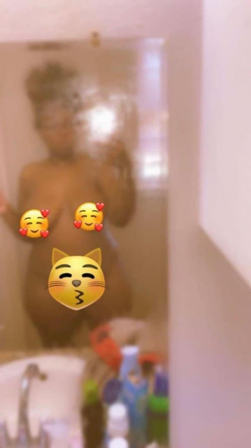 Darkskin hoe throws ass