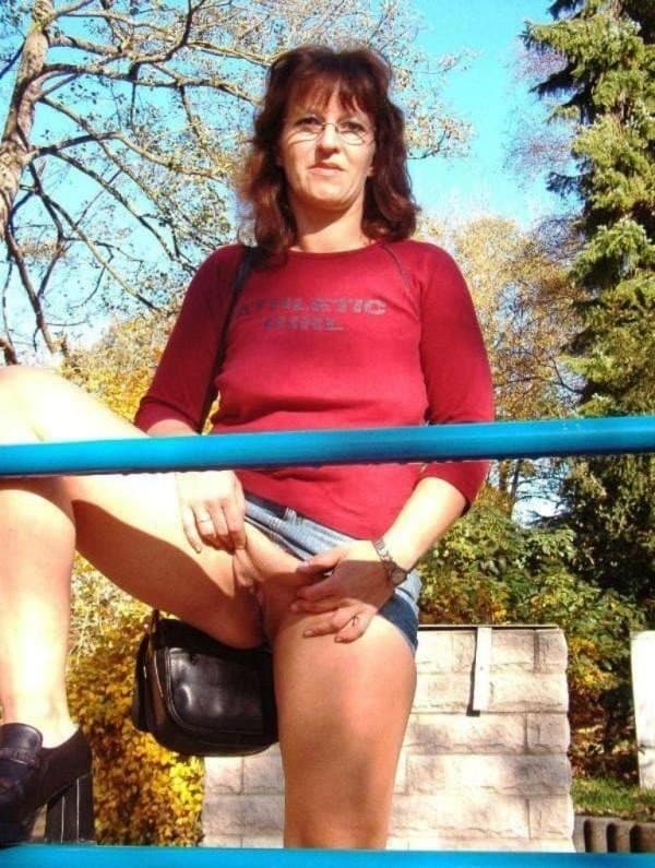 Kerstin ohne Slip unterm Rock -2