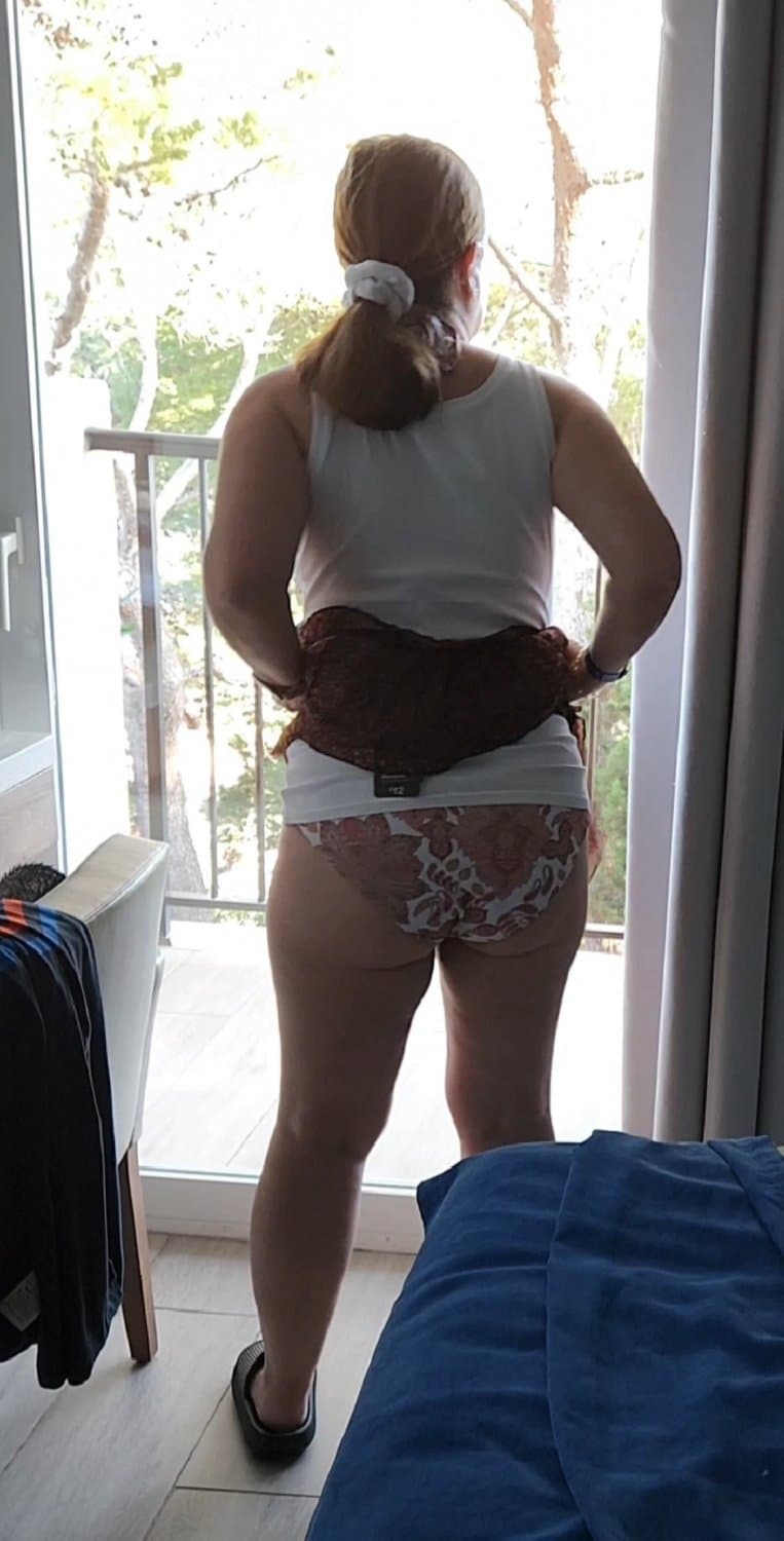 Mature milf showing her flabby ass cheeks!