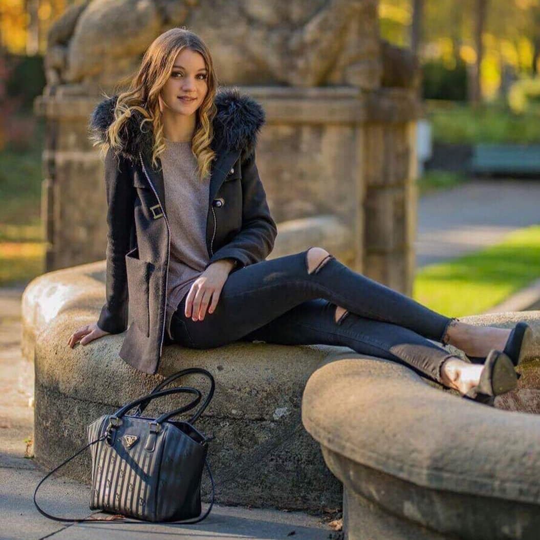 Livia mastrubate and fuck fake