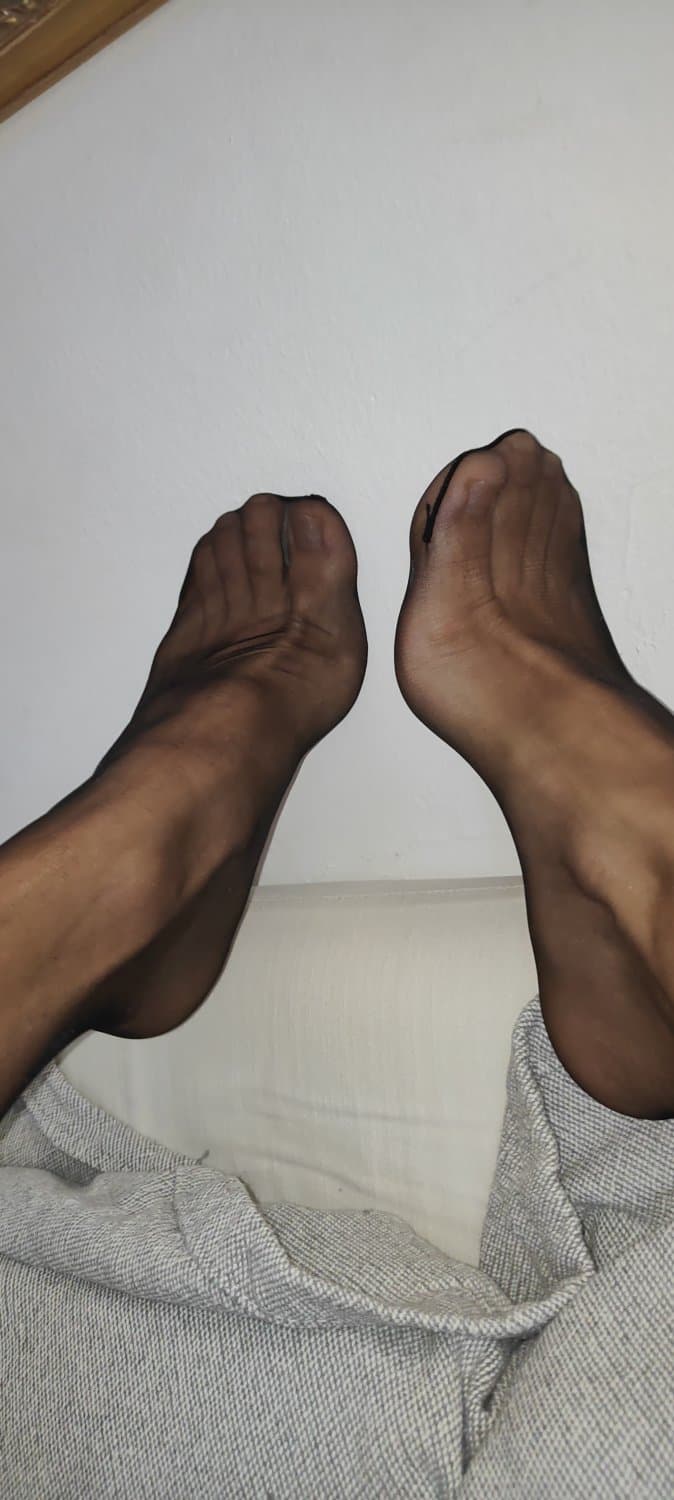 Click to view full size male feet tease