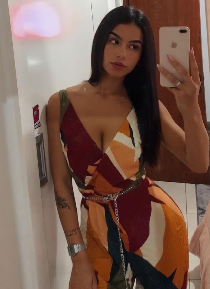 Mulher linda exibindo seu corpo lindo no insta