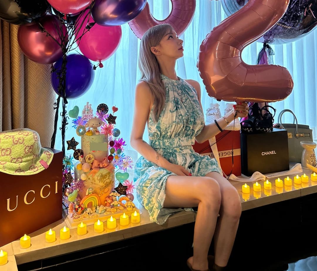 Asian streamer Seungvley masturbates