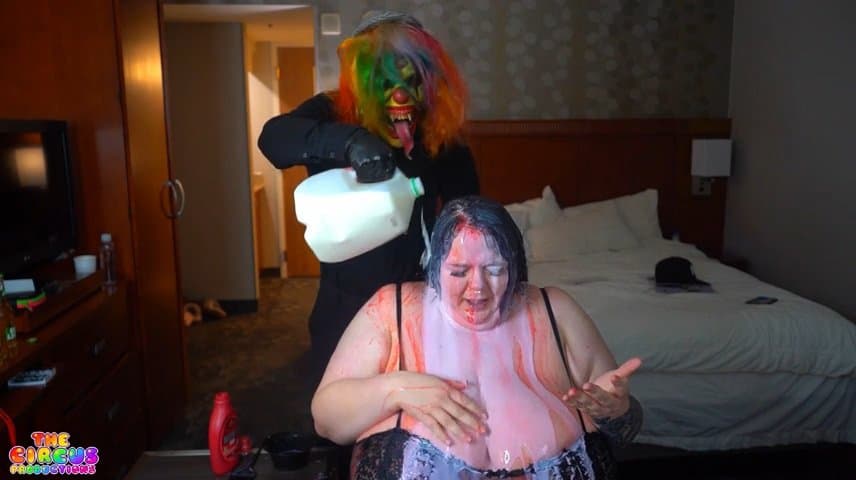 These hoes lettin this clown mf do anything lol