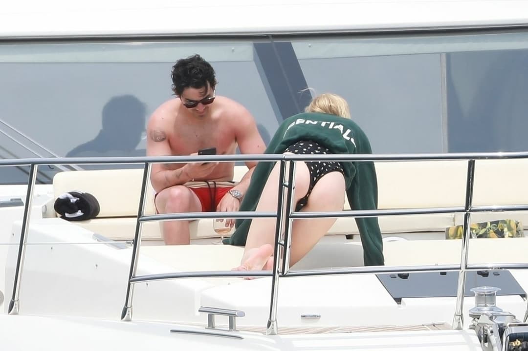 Game of thrones actress Sophie Turner flashes tits on beach.