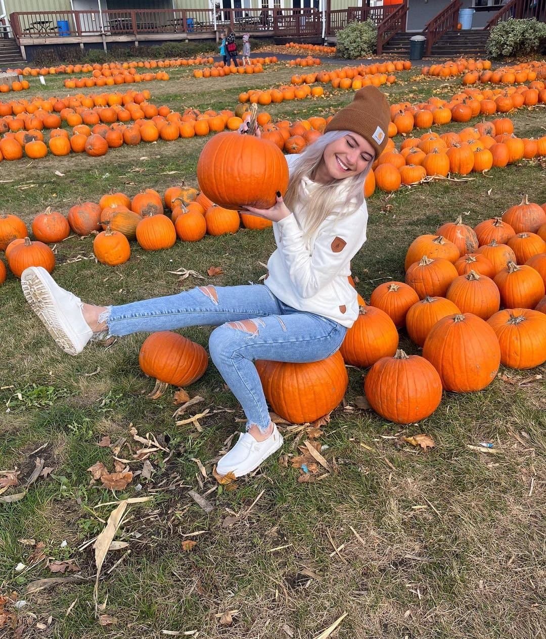 My crush just thanks this asshole with big muscles by kneeling down and sucking his big cock