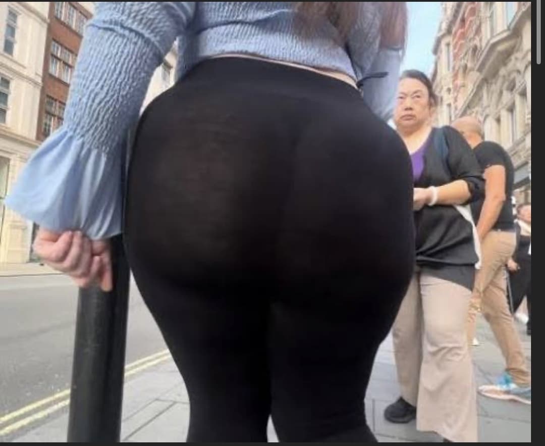 A bunch big booty hoes in public