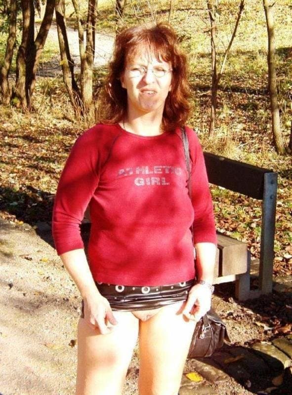 Kerstin ohne Slip unterm Rock -2