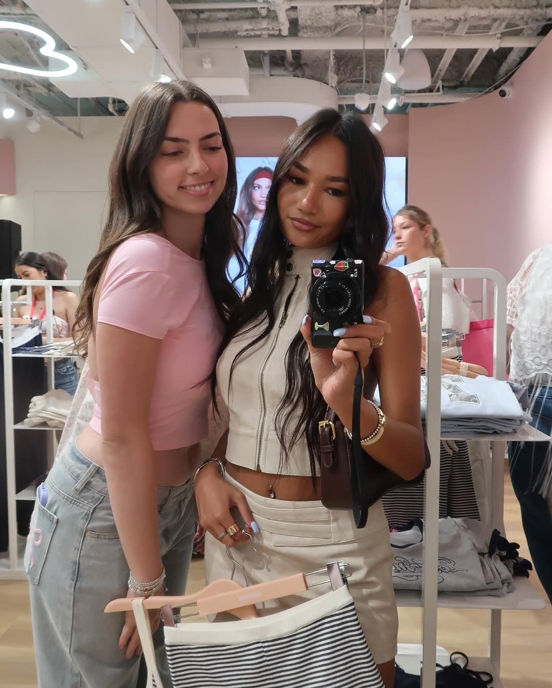 Click to view full size *RARE* Asian Instagram Model’s LEAKED TITS! ??? Check the necklace! Save while you can! ???