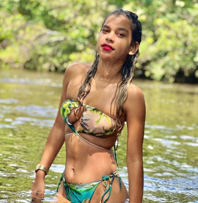 Novinha com cara de vagabunda exibindo seu corpo no insta