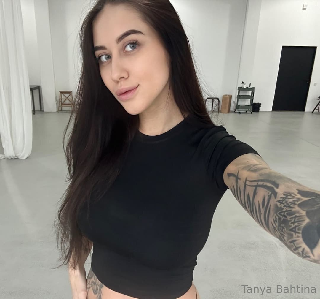 A study in contrasts: soft light, strong tattoos ✨✨✨ ┴ɐuʎɐqɐɥʇᴉuɐ