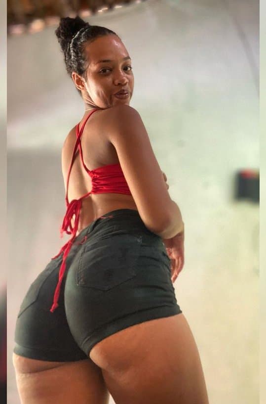 Morena da favela exibindo o quanto ela é cachorra