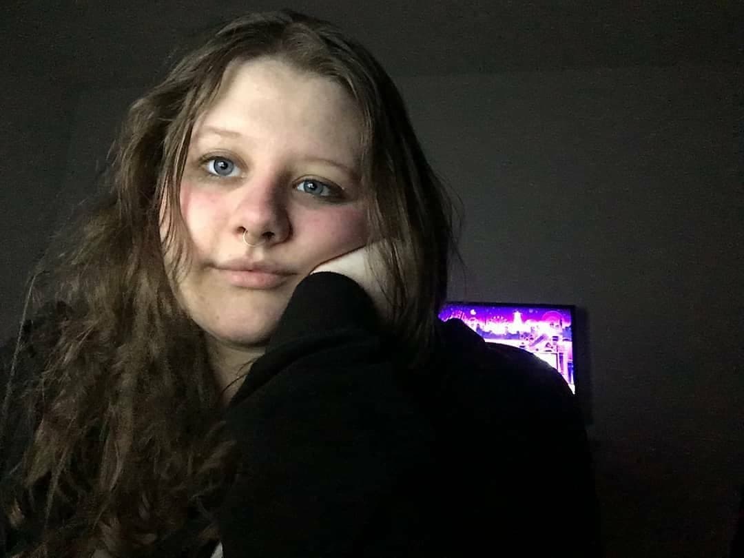 WHITE EMO WEEB MAKING GOONERS NUT