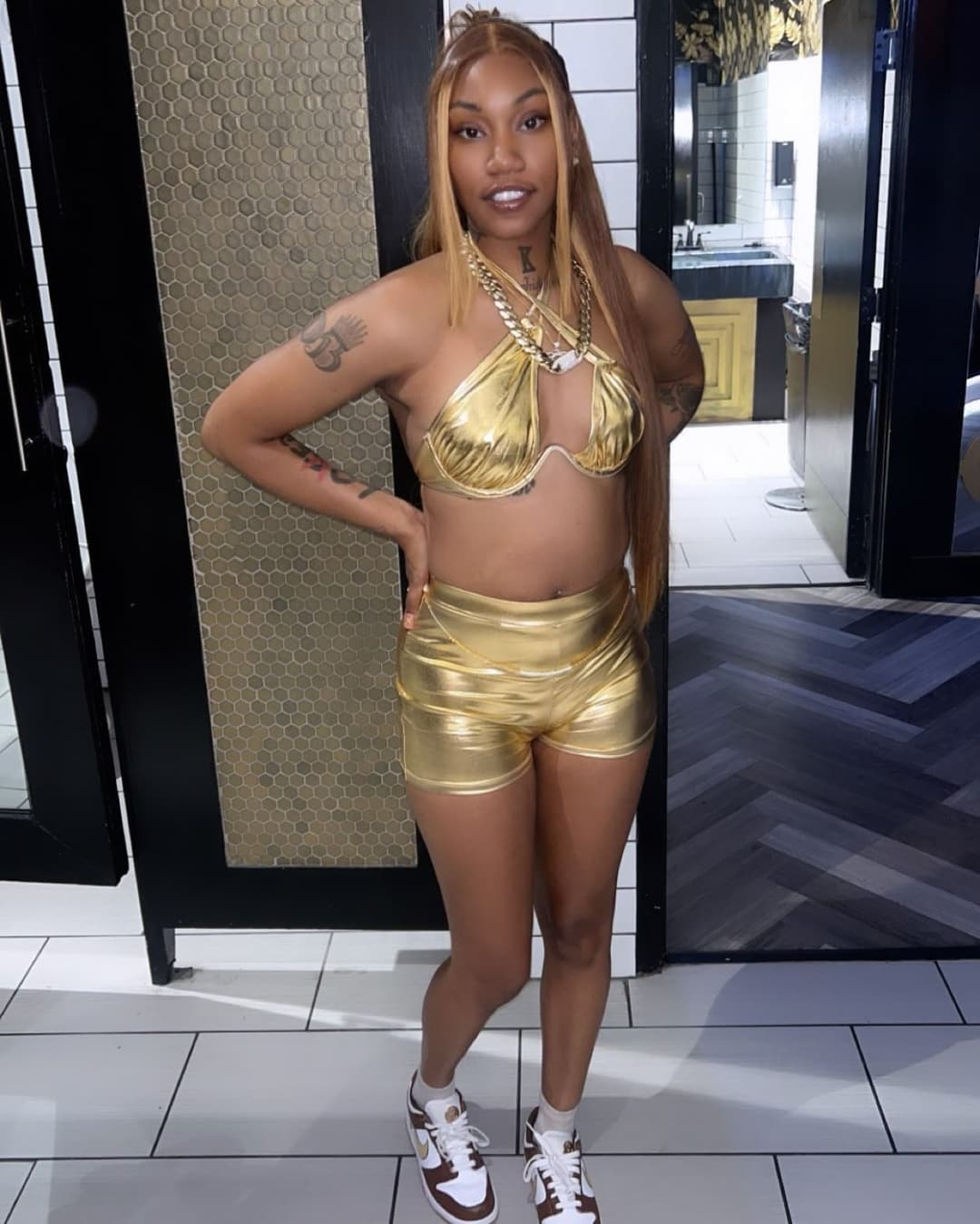 Sexy ebony rapper chick