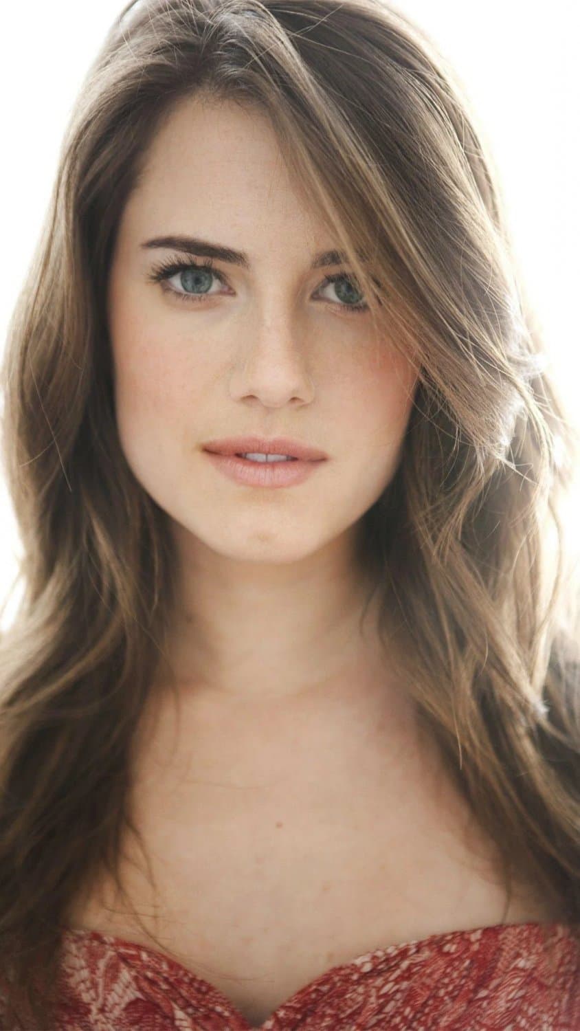 Petite brunette actress Allison Williams lures you to goon with her sexy eyes