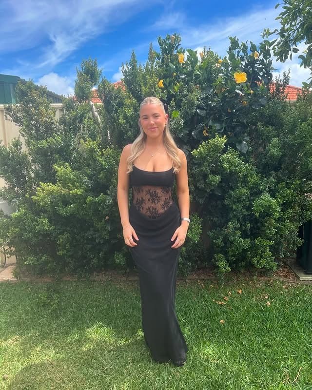 Sexy busty blonde teen Ashlyn