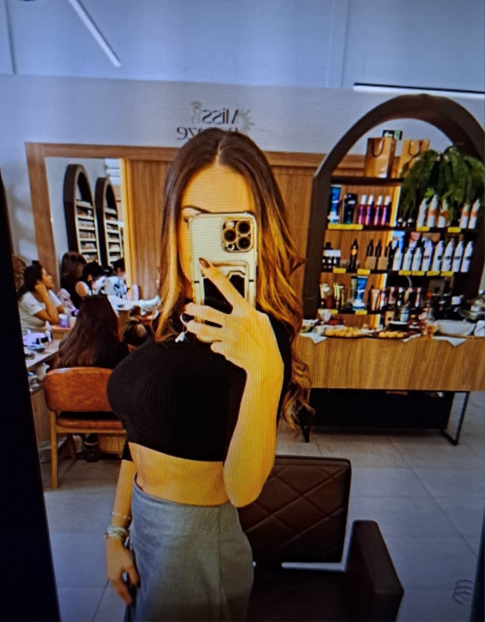 Loira gostosa, deixa todos de pau duro