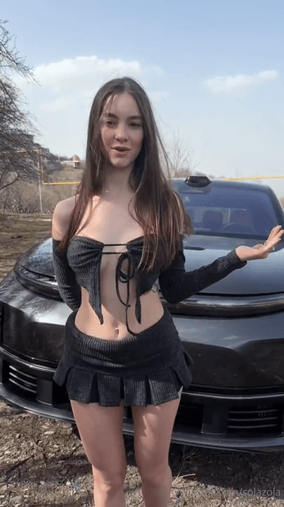 BELLISIMA PENDEJA COJIENDO EN EL AUTO