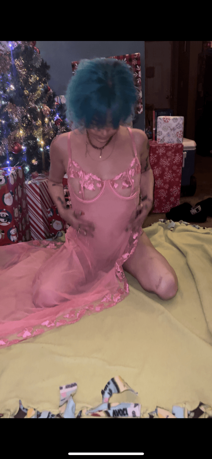 Click to view full size A hot wife is the best Christmas present for a bull