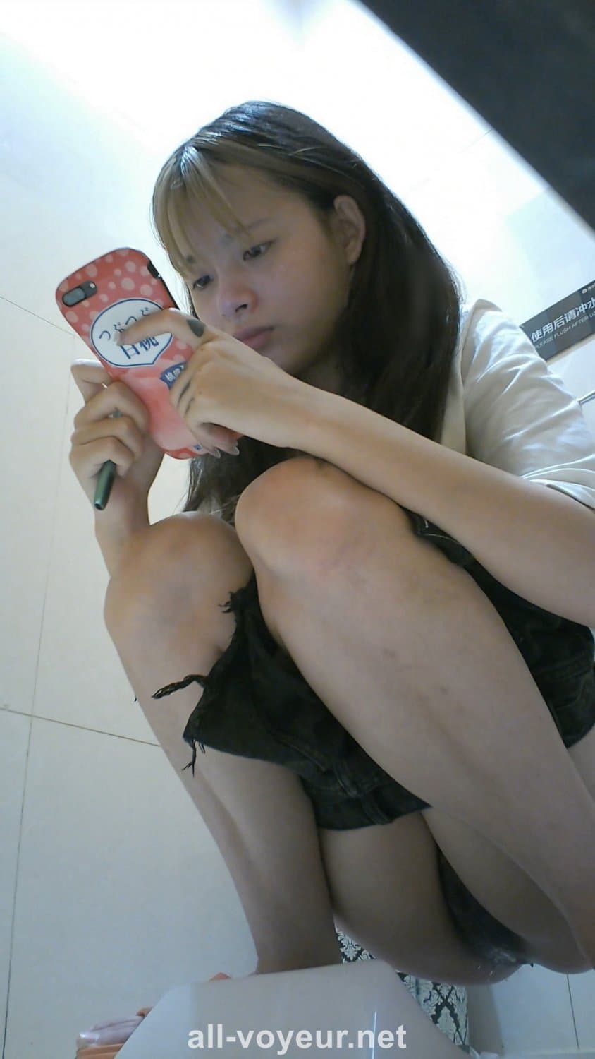 Cute Chinese Girl Pissing