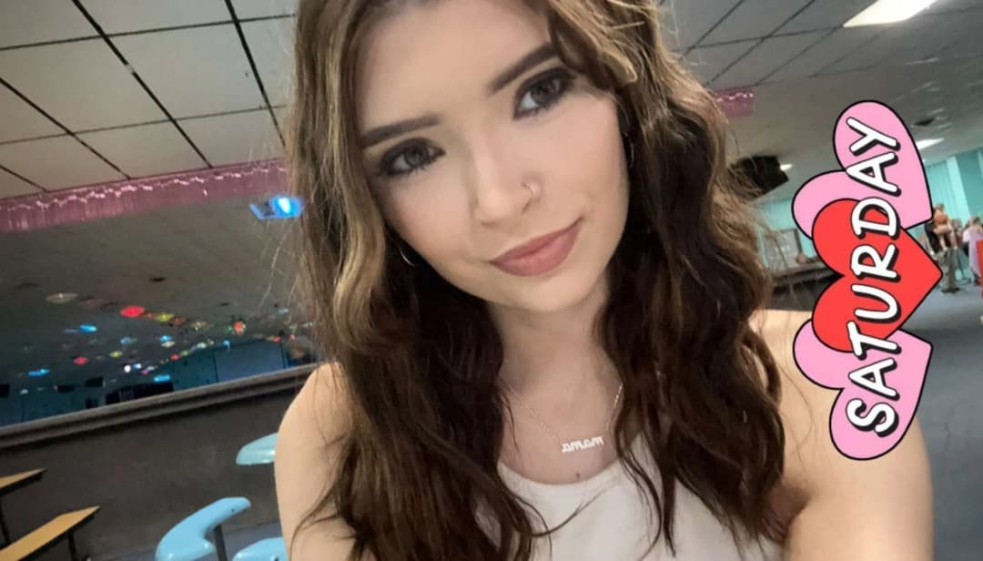 Click to view full size Naughty Webslut mom kailee shows tits