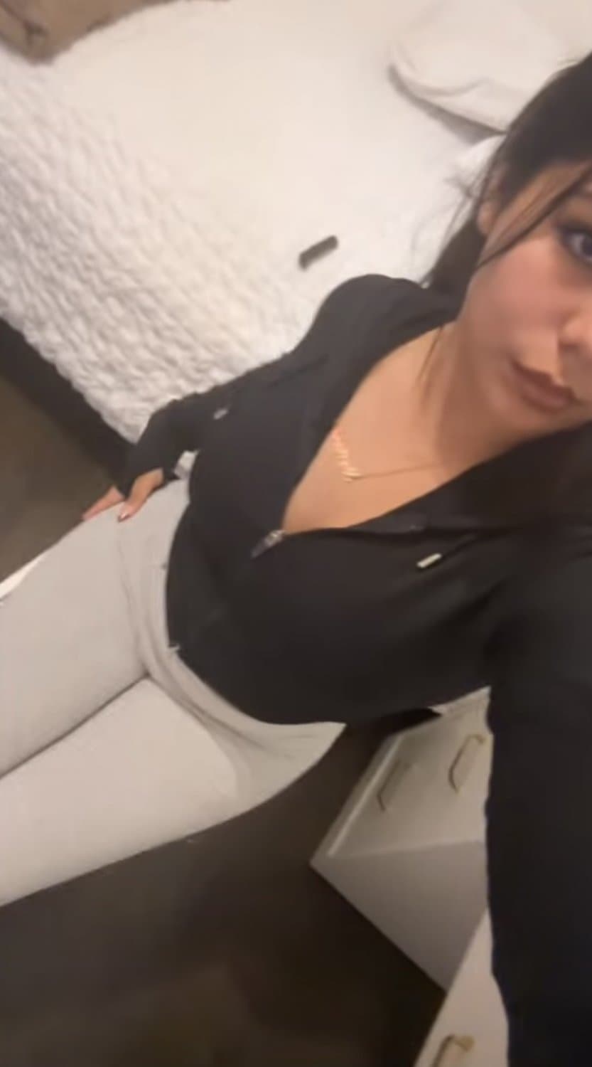 She used to fuck for weed lol 23 year old slut is a single mom from Chicago. I miss her footjobs