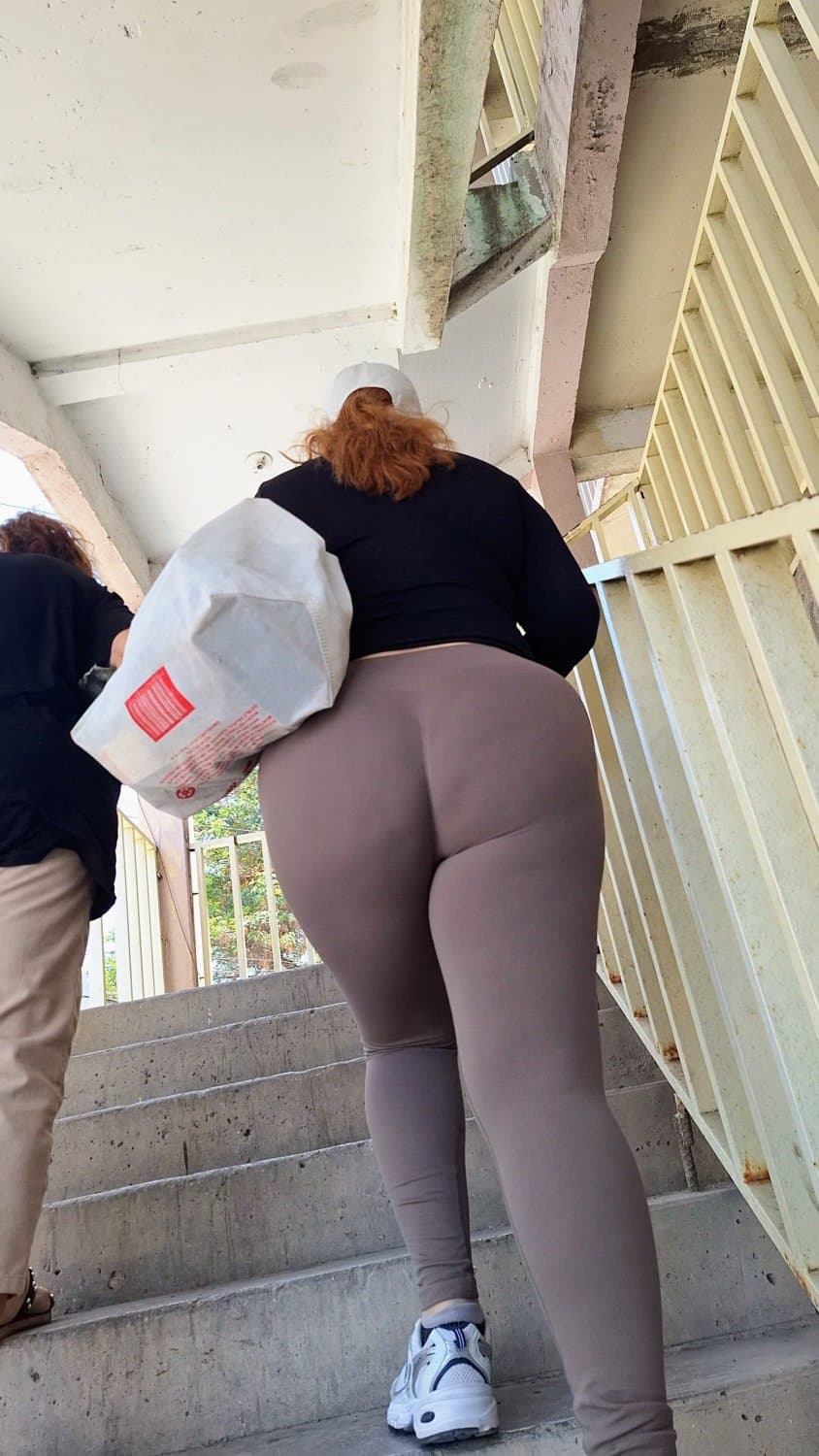 Rico culote de madura milf se le marca la tanga bien rico.