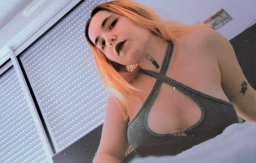 Kik akaoi98 des français à antibes pour la séduire ? Dm