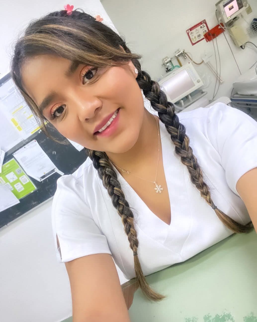 Click to view full size La Enfermera Monserrat Espera Su Dosis De Leche