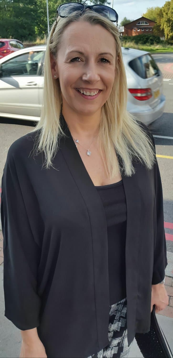 Mature UK Slut Legs Open