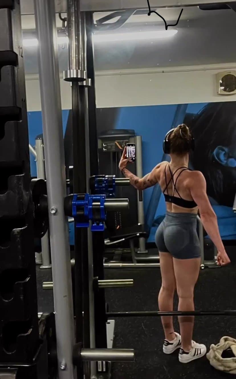 I give her insta out but let me know what you’ll do with it if I give you it she a sexy blonde girl