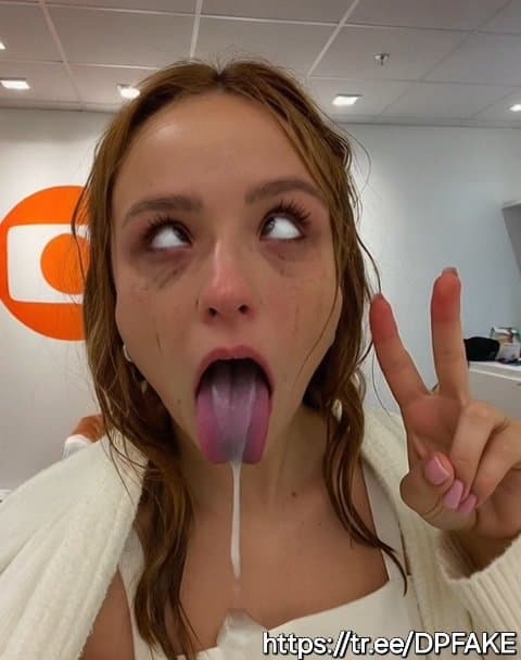 Lari com cara de acabada dando prazer para mais PAUS