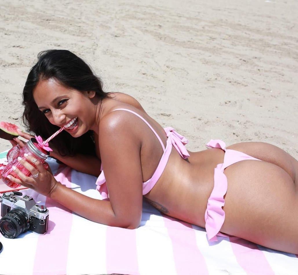 Brown desi whore with perky tits & a fat fucking ass. Do you think she knew her nipples were visible