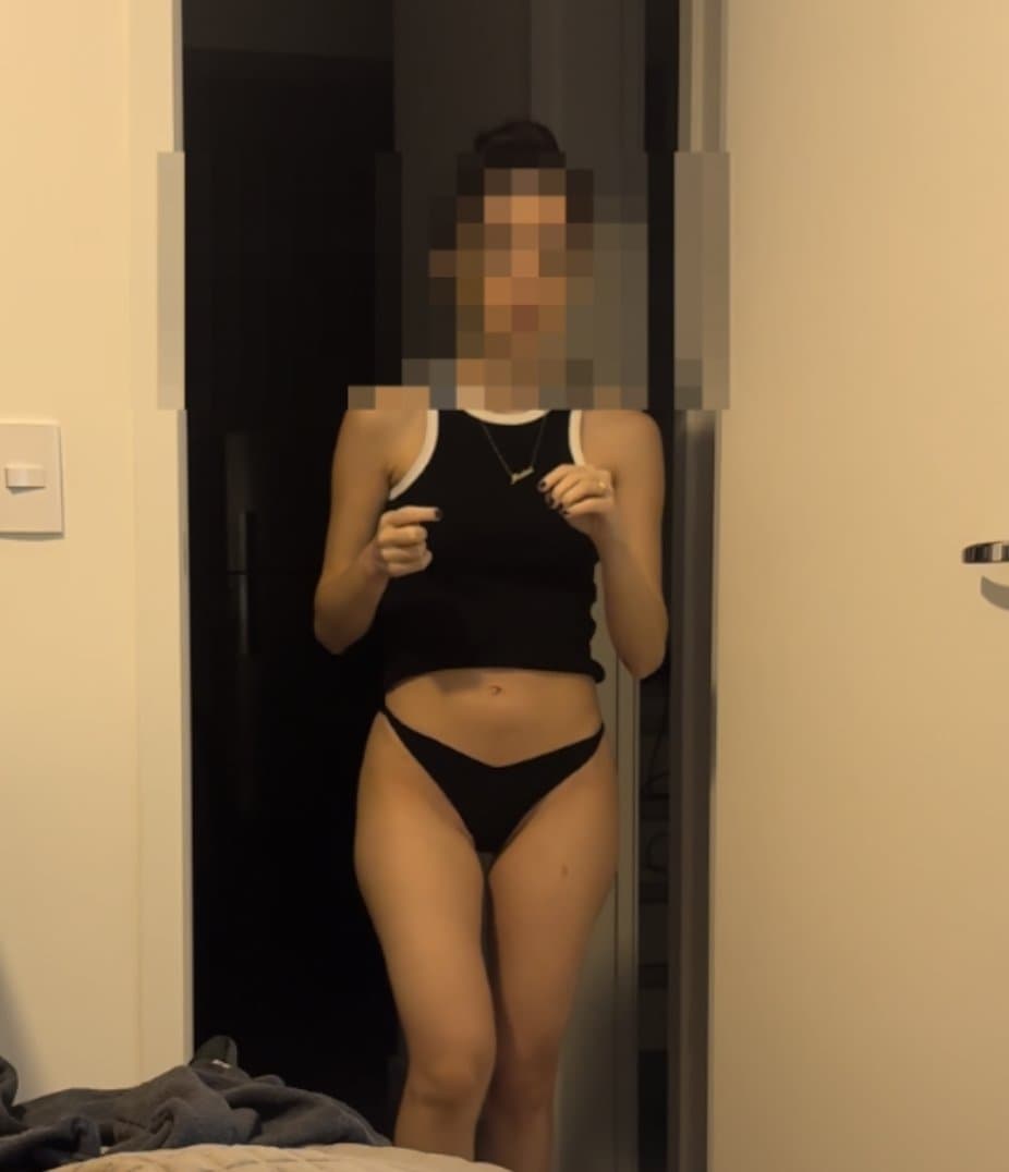 Exibindo a bunda da minha esposa branquela magrinha distraida