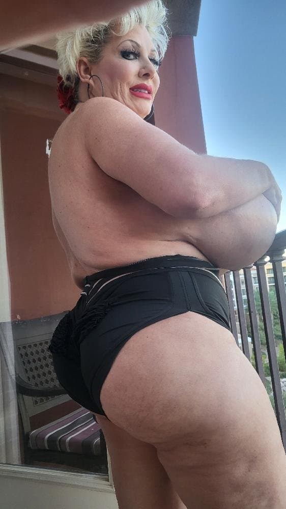 Bimbo Huge Boobs (Claudia)