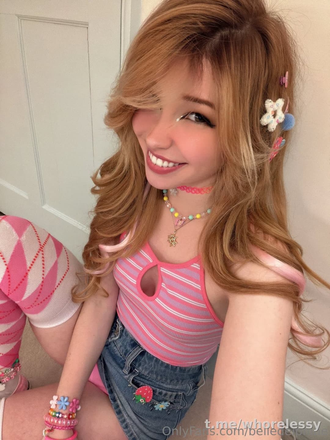 Cute egirl teases pink panties and flashes tits