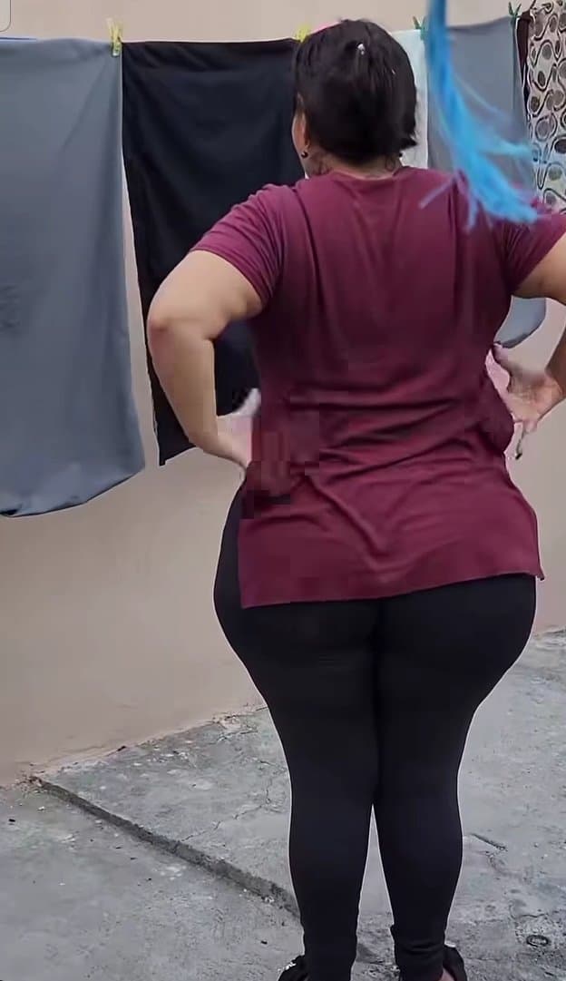 Señora infiel cabalgando verga del vecino mientras su esposo no está pero eso antes tiende la ropa