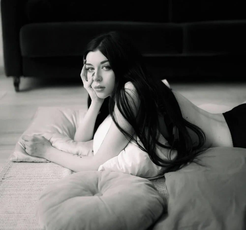 Hot Latina busty girl show off on cam