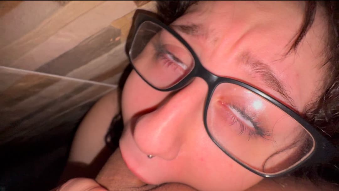 This bitch gave me the hottest blowjob in the world