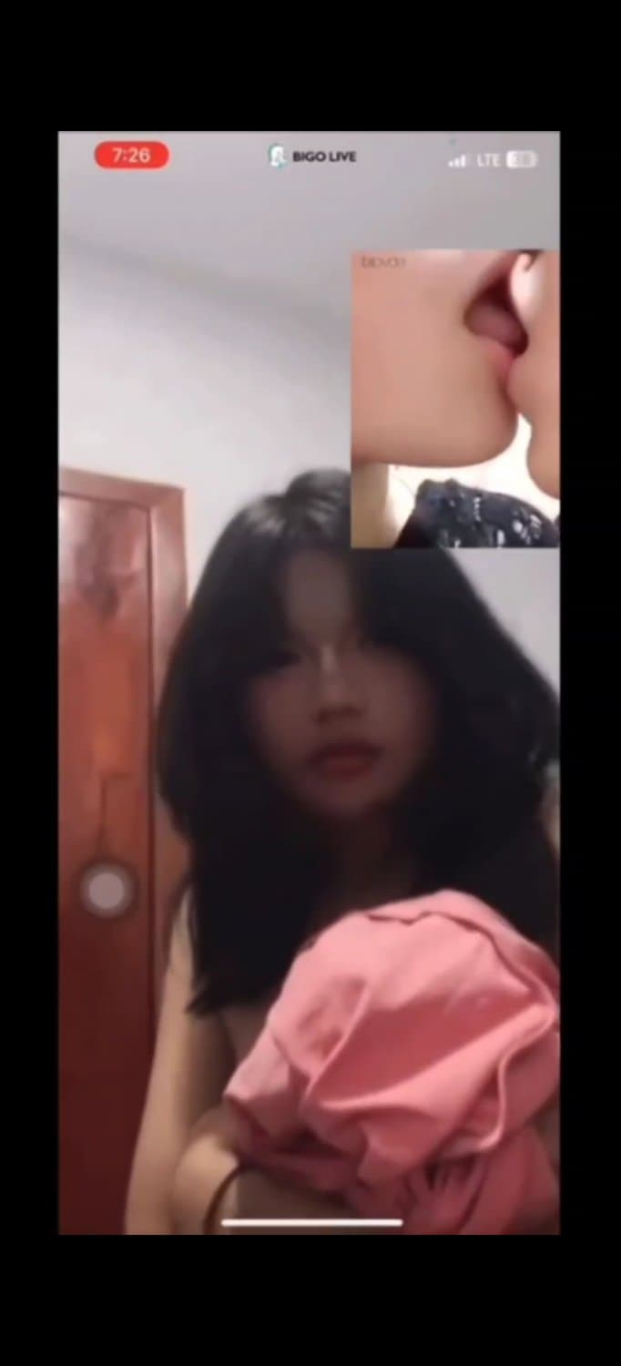 ?? Bek tleay srey khmer 2 neak rok kduy knea tam video call oy bros mer. Mean neak skol te?