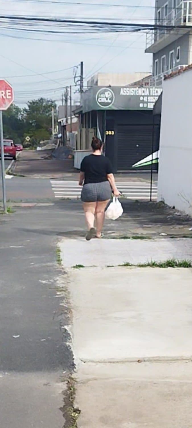 Click to view full size não resisti quando vi essa bunda gostosa pena que não deu pra filmar bem pq um fdp apareceu atras ?