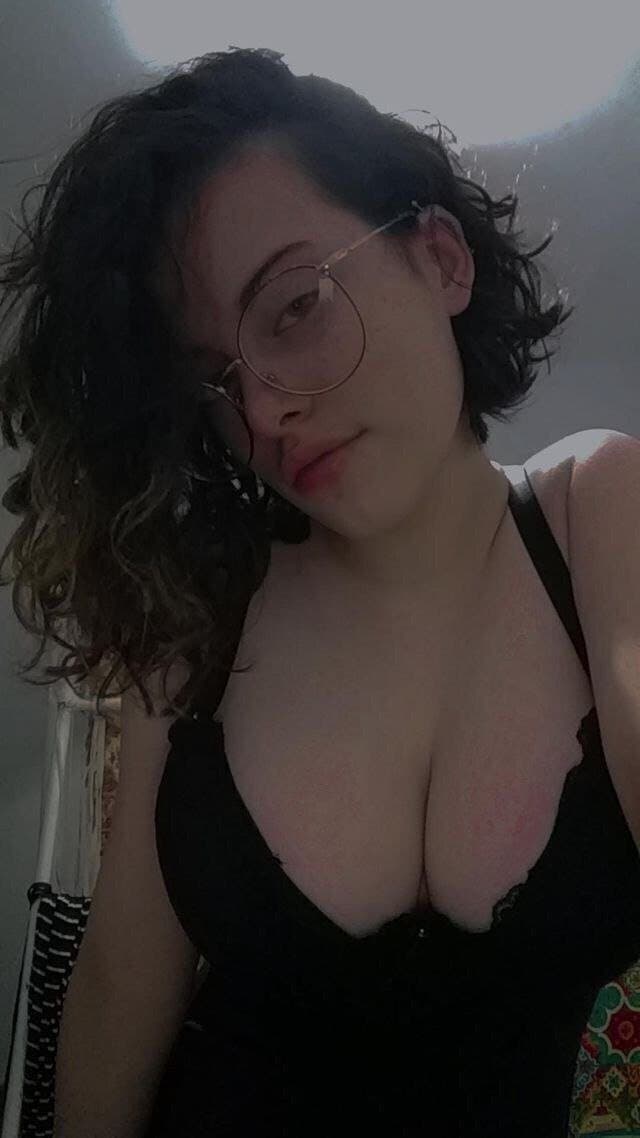 Click to view full size Putinha peituda gostosa vazada