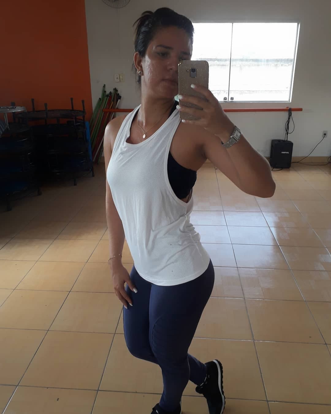 Marido da Rafinha fala que todos bate punheta para ela olha a risadinha dela que saber disso também