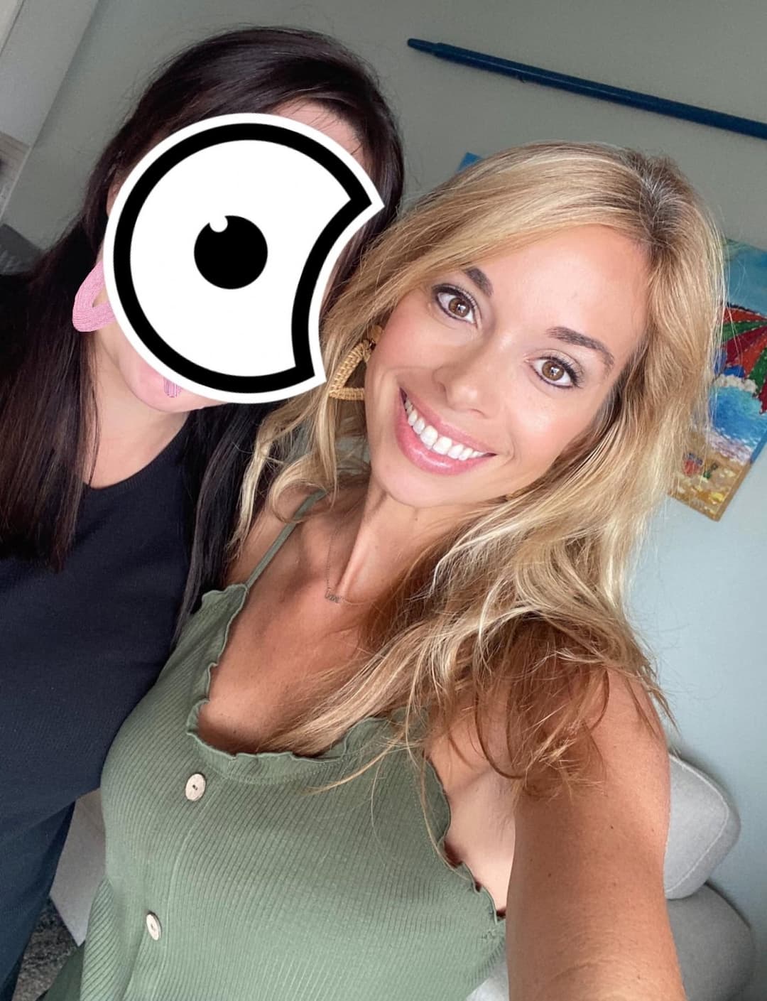 Click to view full size Sarah only shows her ass to everyone in the club, but goes on the G G W bus and shows much more