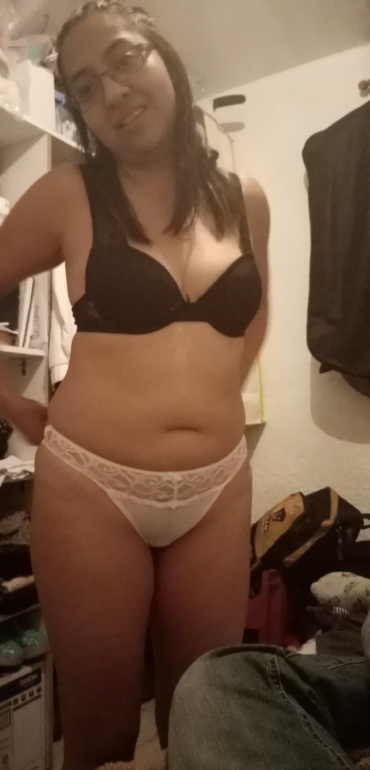 Janeri mostrándose en calzones y lencería