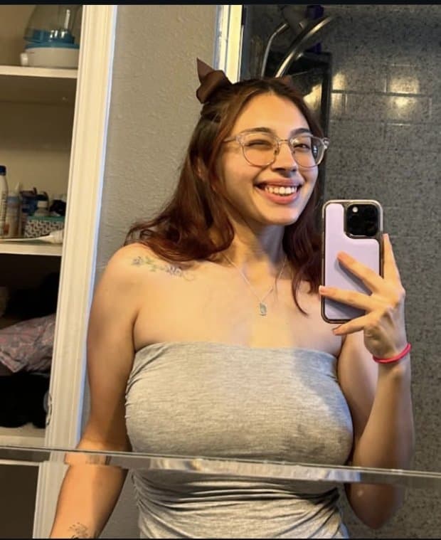 Salpicaría toda mi leche de ver como ya le cuelgan las enormes tetas a mi prima Sara