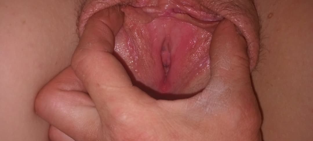Wifes pussy spread wide open.nice pink south african pussy.??