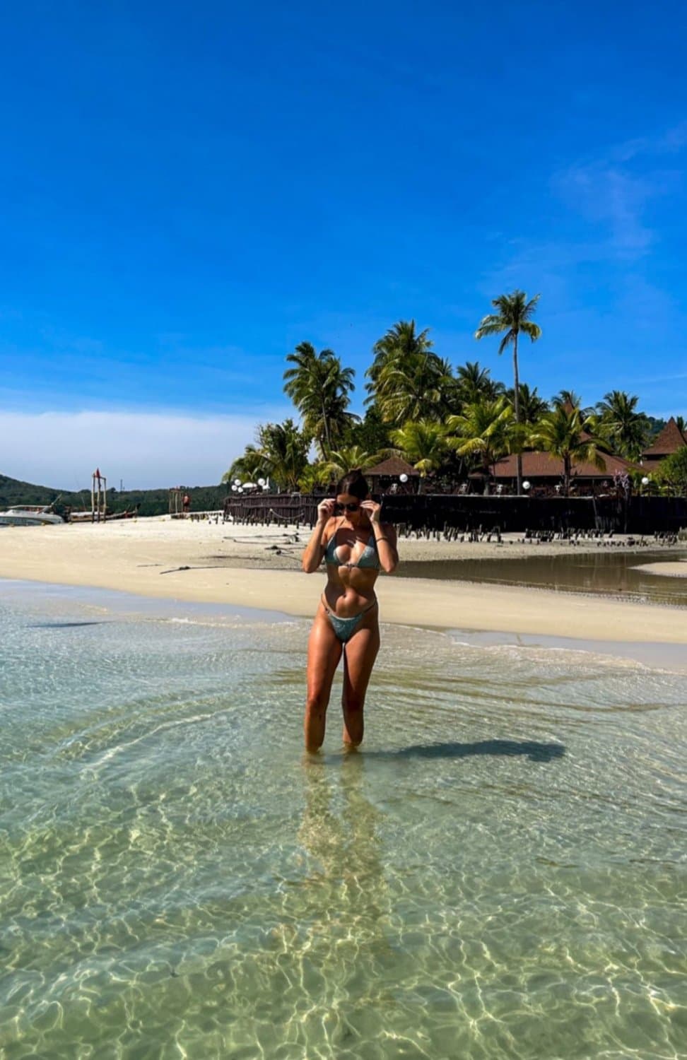 Hot german wife Elisa showed off at the beach