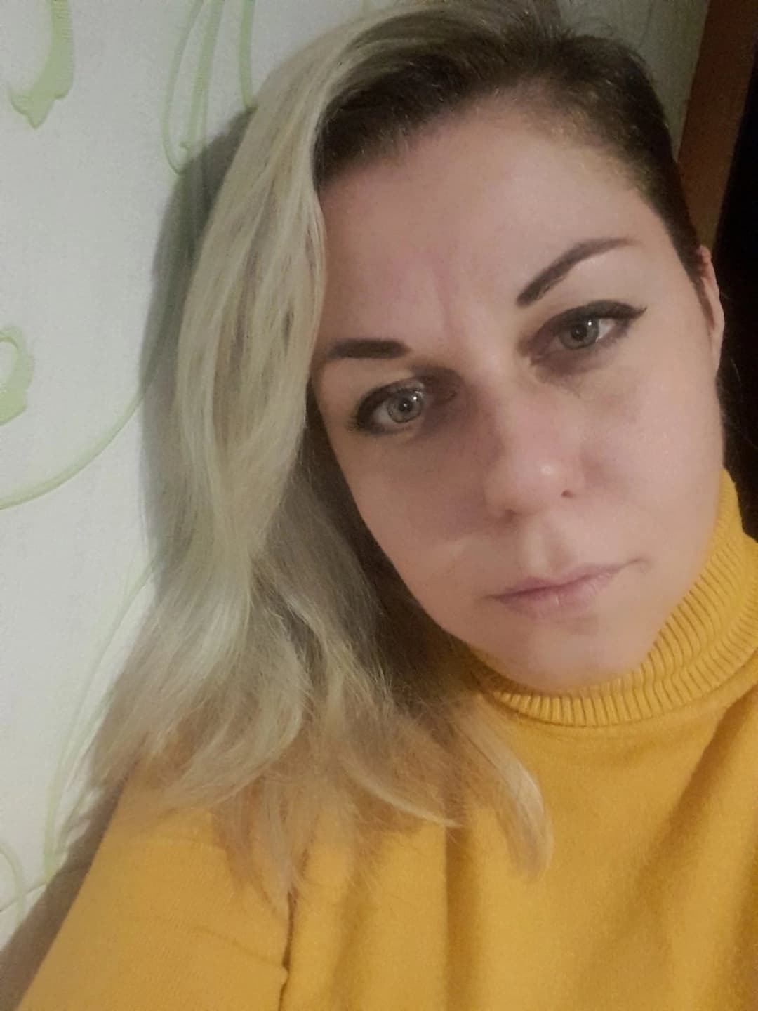 Click to view full size Very pretty woman - Anna