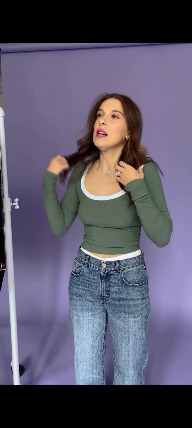 Click to view full size Deu até para ver os peitinhos mucho dela que tesão tão aproveitando no máximo seu corpo